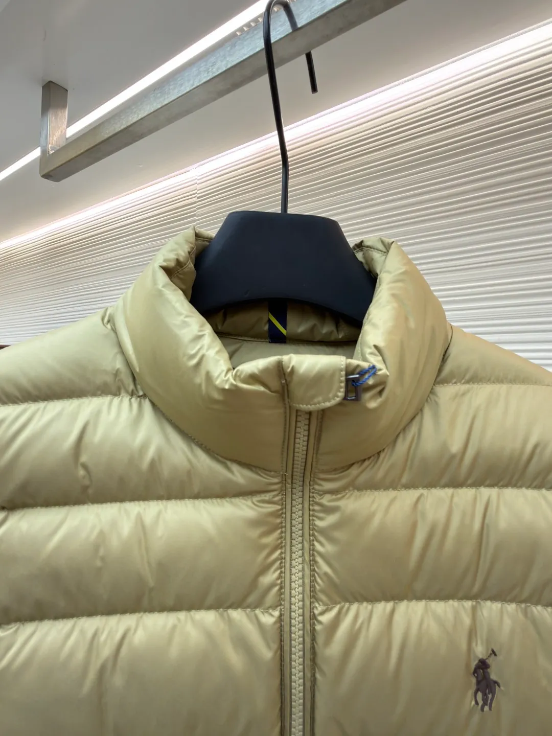 Ralph Lauren embroidered rib down jacket ●Original version: Purchased and developed by 2562 ●Item number: 1682294-D15 ●Fabric: white duck down fabric ●Technology: mechanical down filling ●Color: khaki ●Type: Fitted version ●Weight: about 585 grams ●Size: S-M-L-XL ●Description: Nylon fabric has good windproof and waterproof properties and can effectively block the intrusion of wind and rain from the outside Keeps the inside dry and suitable for wearing in humid or rainy conditions. The red label on the chest is made with an imported MECLO embroidery machine. The original pattern is scanned first, and then high-quality silk thread is used to make a pattern. The density effect is adjusted by continuous pattern making. The zipper design is simple and elegant. It is easy to operate; the closing design of the cuffs and hem effectively prevents cold wind from invading, improving the warmth and comfort of wearing. It uses 90 white duck down with a weight of 260g to ensure excellent thermal insulation performance. After the velvet has been strictly screened and processed, it is not easy to drill into the velvet, ensuring durability. The overall wiring is straight and delicate, the fabric is comfortable and soft, and the color is consistent without color difference. It can be matched with the same style to create a fashionable look and control various occasions. Customized accessories, complete with three standards, same style for men and women!